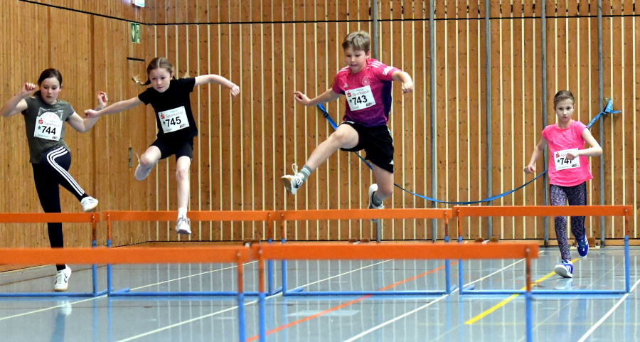 Der Sprint über kindgerechte Hürden gehört seit Jahren zum festen Bestandteil beim Indoormeeting des LAZ Soest. Foto: Bottin