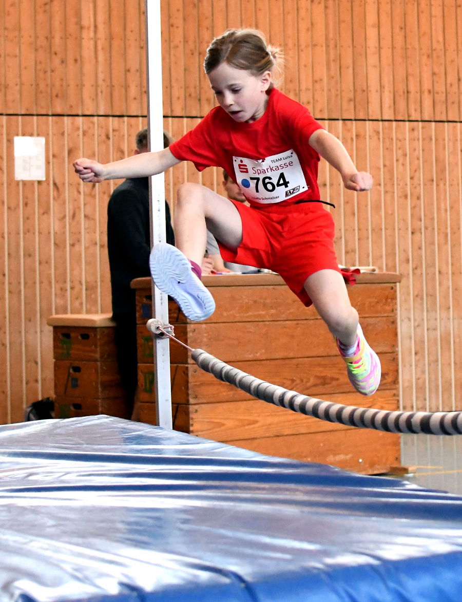 Der Hochsprung mit Hilfe des Sprungbretts ist für den Nachwuchs eine der Lieblingsdisziplinen beim Indoormeeting des LAZ Soest. Foto: Bottin