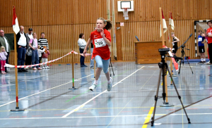 Wer ist der(die) Schnellste: Beim fliegenden Sprint über 15 Meter durch die Lichtschranken ging es für die Mädchen und Jungen um hundertstel Sekunden. Foto: Bottin|Die Allerjüngsten mussten beim 30-Meter-Sprint schon mal an die Hand genommen werden - wie hier von LAZ-Trainerin Jana Klee. Foto: Bottin|Werfen durch hochgehängte Reifen war eine von mehreren Disziplinen beim Indoormeeting des LAZ Soest. Foto: Bottin|Sophie Bornemann (links) und Charlotte Biegel beim Sprint über 30-Meter-Hürden. Foto: Bottin|Der Sprint über kindgerechte Hürden gehört seit Jahren zum festen Bestandteil beim Indoormeeting des LAZ Soest. Foto: Bottin|Der Hochsprung mit Hilfe des Sprungbretts ist für den Nachwuchs eine der Lieblingsdisziplinen beim Indoormeeting des LAZ Soest. Foto: Bottin||||