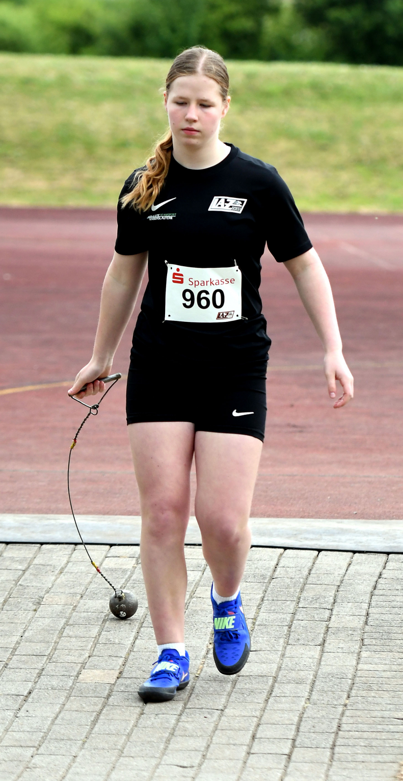 Tolle Steigerung um fast fünf Meter: U14-Athletin Hannah Eppe vom LAZ Soest erzielte im Hammerwurf ausgezeichnete 36,49 Meter. Foto: Bottin|Erneut ein Topresultat: Nia Ferige (W15) vom LAZ Soest schleuderte den Wurfhammer in Plettenberg auf 44,44 Meter. Foto: Bottin|Nia Ferige (W15) vom LAZ Soest warf den Diskus beim Werfertag in Plettenberg auf 29,89 Meter. Foto: Bottin|||