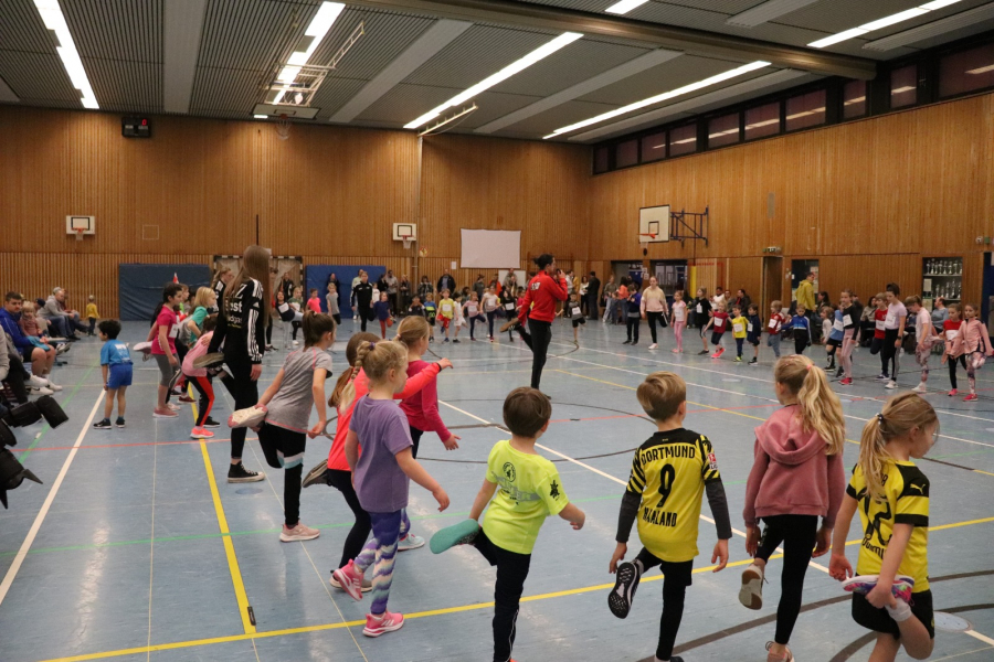 Volles Haus in der Dreifachsporthalle des Schulzentrums. Volles Haus in der Dreifachsporthalle des Schulzentrums.