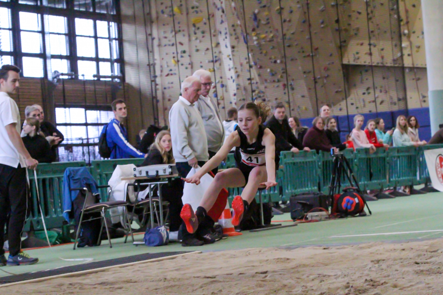 Mit einer Schnapszahl zur neuen Bestleistung: Nia Ferige sprang 4,44 Meter weit. Foto: Reinhard Mit einer Schnapszahl zur neuen Bestleistung: Nia Ferige sprang 4,44 Meter weit. Foto: Reinhard