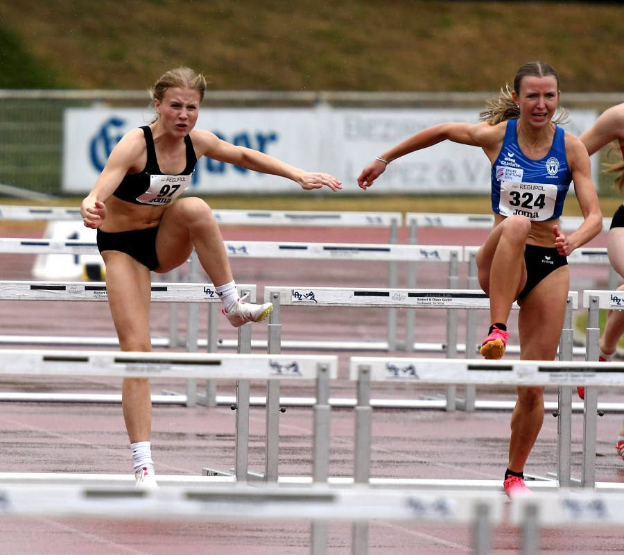 Maja Bolinger (links) vom LAZ Soest, hier im Hürdensprint zusammen mit Charlotte Görz vom TV Werne, erfüllte über 200 Meter in tollen 25,28 Sekunden die DM-Norm bei der weiblichen Jugend U18. Im Siebenkampf wurde sie Sechste der Meisterschaften. Foto: Bottin