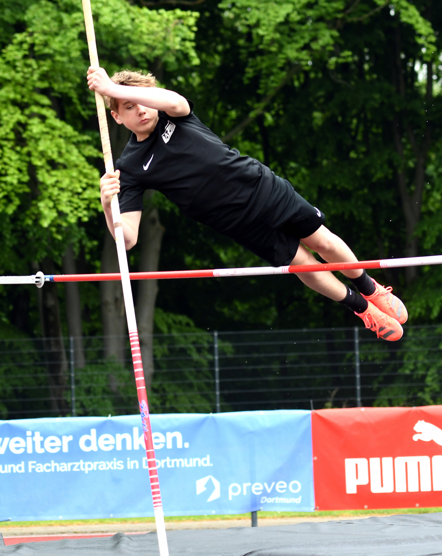 U14-Sportler Michel Bottin vom LAZ Soest meisterte bei seinem ersten Stabhochsprungwettkampf ausgezeichnete 2,40 Meter. Foto: Bottin U14-Sportler Michel Bottin vom LAZ Soest meisterte bei seinem ersten Stabhochsprungwettkampf ausgezeichnete 2,40 Meter. Foto: Bottin