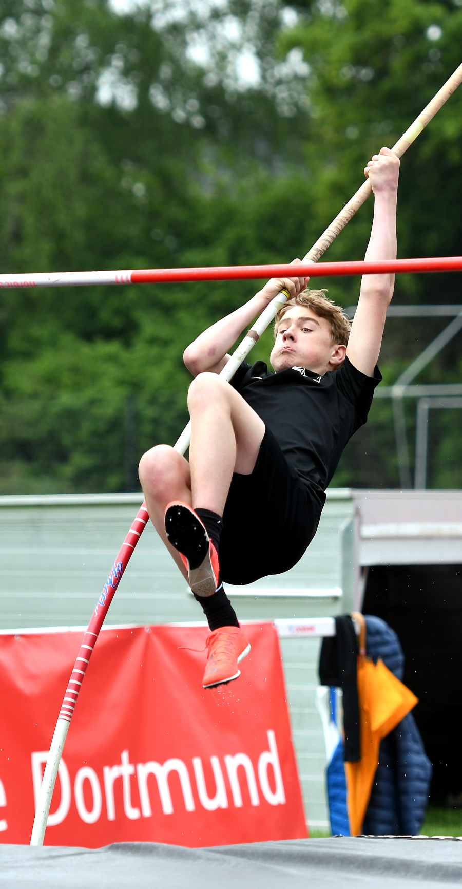 U14-Sportler Michel Bottin vom LAZ Soest meisterte bei seinem ersten Stabhochsprungwettkampf ausgezeichnete 2,40 Meter. Foto: Bottin U14-Sportler Michel Bottin vom LAZ Soest meisterte bei seinem ersten Stabhochsprungwettkampf ausgezeichnete 2,40 Meter. Foto: Bottin