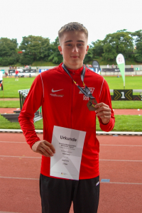 Rafael Hesse mit der Bronzemedaille. Foto: Reinhard|Kraftvoller Speerwurf: Rafael Hesse ist nun zweitbester Speerwerfer in Deutschland. Foto: Reinhard|Ob er hier schon wusste wie weit der Speer segeln würde? 47,23 Meter bedeuteten eine Steigerung der Bestleistung von 7 Metern. Foto: Reinhard|Im Hochsprung ging es mal wieder hoch hinaus. Foto: Reinhard|Mehrkampf bedeutet auch viel Zeit zusammen mit der Konkurrenz zu verbringen. Foto: Reinhard|Vor dem 1000m-Lauf war er nicht sicher, ob es zur Medaille reichen würde. Foto: Reinhard|Platz 3 beim DM-Debüt. Hesse ist nun auf nationaler Ebene angekommen, Foto: Reinhard|||