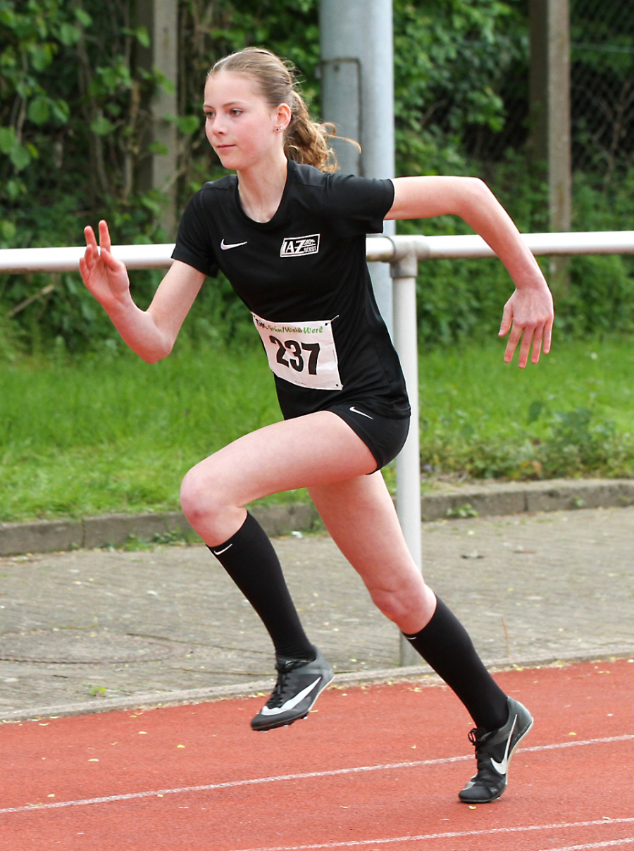 Vielseitigkeit ist Trumpf bei Nia Ferige: Gleich fünf Mal nimmt die W14-Sportlerin des LAZ Soest den Spitzenrang in Westfalen ein. Foto: Reinhard Vielseitigkeit ist Trumpf bei Nia Ferige: Gleich fünf Mal nimmt die W14-Sportlerin des LAZ Soest den Spitzenrang in Westfalen ein. Foto: Reinhard