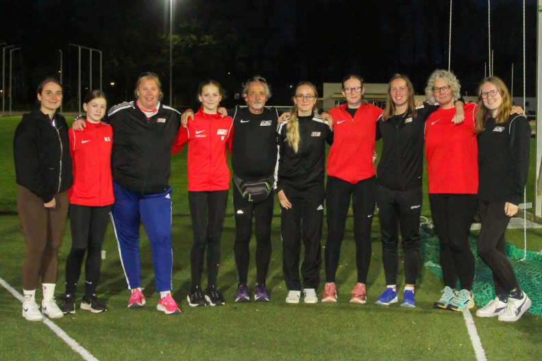 Die Hammerwurfgruppe des LAZ Soest beim Saisonauftakt in Enschede (von links): Jana Klee, Marlene Soer, Sandra Straub, Nia Ferige, Ralf Reinhard, Maya Klute, Johanna Böttiger, Annika Straub, Margareta Böttiger und Antonia Böttiger. Foto: Judith Soer|||