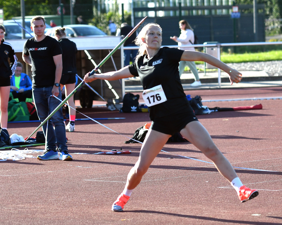 27,96 Meter und der Sieg bei der weiblichen Jugend U20: Mia Vollmer vom LAZ Soest feierte ihr Debüt mit dem 600-Gramm-Speer. Foto: Bottin