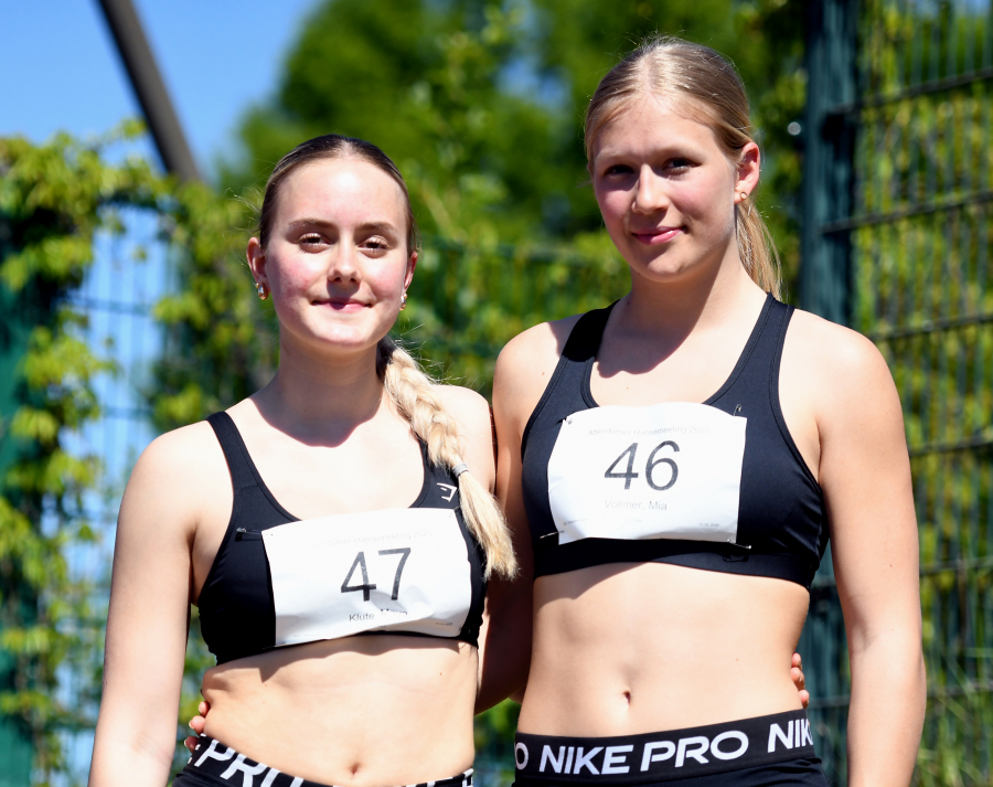 Die beiden U-20-Athletinnen Maya Klute (links) und Mia Vollmer vom LAZ Soest absolvierten in Attendorn Tests im Kugelstoßen und Weitsprung. Foto: Bottin