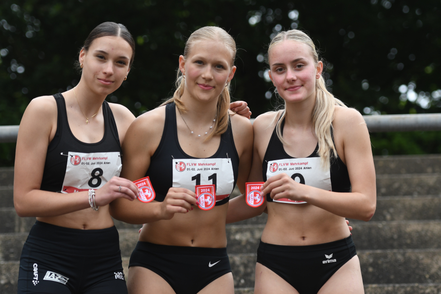 Mannschafts-Westfalenmeister im Siebenkampf der U18: Mathilda Grienitz, Mia Vollmer und Maya Klute (v.l.n.r.) vom LAZ Soest erreichten bei den Titelkämpfen in Ahlen 10.816 Punkte. Foto: Bottin Mannschafts-Westfalenmeister im Siebenkampf der U18: Mathilda Grienitz, Mia Vollmer und Maya Klute (v.l.n.r.) vom LAZ Soest erreichten bei den Titelkämpfen in Ahlen 10.816 Punkte. Foto: Bottin