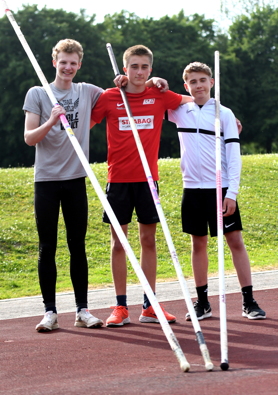 Erfolgreiches Stabhochsprung-Trio des LAZ Soest (von links): Jonas Dorenkamp, Rafael Hesse und Michel Bottin beim zweiten Meeting des Jahres im Soester Schulzentrum. Rafael Hesse (M14) und Michel Bottin (M13) führen die Landesbestenlisten in ihren Altersklassen an. Foto: Bottin