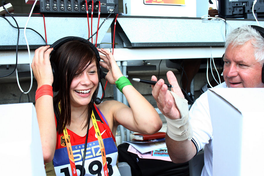 Live-Interview mit Siggi Heinrich im Olympiastadion von Barcelona: Direkt nach ihrem 200-Meter-Vorlauf bei den U20-Weltmeisterschaften stand Gina L&uuml;ckenkemper dem Eurosport-Kultreporter Rede und Antwort. Foto: Moritz