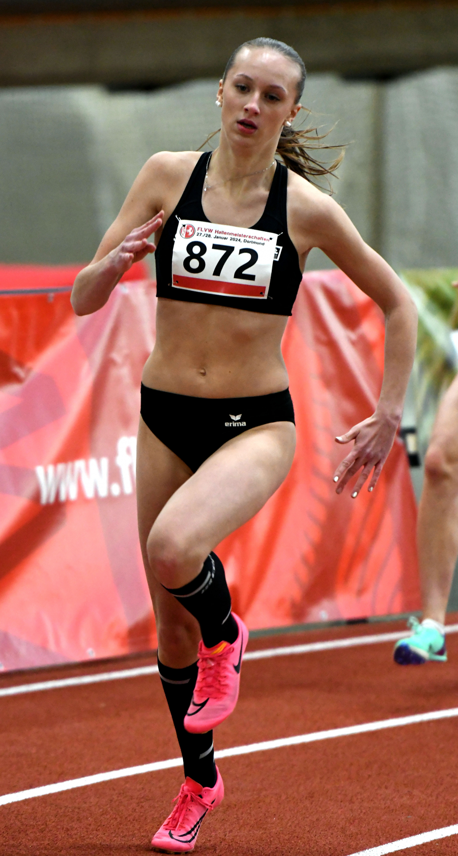 B&auml;renstarke Vorstellung: Sophie Martin vom LAZ Soest steigerte sich als Westf&auml;lische Vizemeisterin &uuml;ber 200 Meter auf 25,66 Sekunden und qualifizierte sich bereits in ihrem ersten U18-Jahr f&uuml;r die Deutschen Jugend-Hallenmeisterschaften der U20. Foto: Bottin