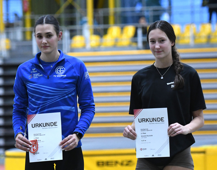 Nur die U20-Vize-Europameisterin im Siebenkampf, Pia Meßing vom TV Gladbeck (links) war im Hochsprung besser als Michelle Muschalik (rechts) vom LAZ Soest. Die Wippringserin holte sich in Dortmund mit 1,57 Metern Westfalen-Silber bei der U20. Foto: Bottin Nur die U20-Vize-Europameisterin im Siebenkampf, Pia Meßing vom TV Gladbeck (links) war im Hochsprung besser als Michelle Muschalik (rechts) vom LAZ Soest. Die Wippringserin holte sich in Dortmund mit 1,57 Metern Westfalen-Silber bei der U20. Foto: Bottin