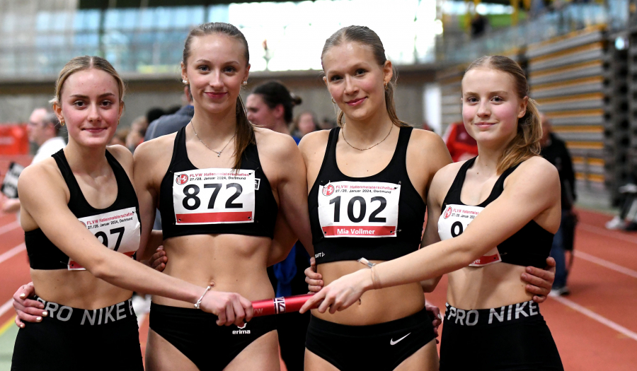 Deutschlands fünftbestes U18-Staffelteam über 4 x 200 Meter: Unerwartet und fast schon sensationell holten sich Maya Klute, Sophie Martin, Mia Vollmer und Maja Bolinger (v.l.n.r.) vom LAZ Soest den Vize-Westfalenmeistertitel und unterboten in 1:45,66 Minuten die Norm für die Deutschen Jugend-Hallenmeisterschaften der U20. Nur Deutschlands schnellstes Quartett, die Startgemeinschaft Olpe/Lennestadt/Fretter, war in Dortmund besser als die Soesterinnen. Foto: Bottin Deutschlands fünftbestes U18-Staffelteam über 4 x 200 Meter: Unerwartet und fast schon sensationell holten sich Maya Klute, Sophie Martin, Mia Vollmer und Maja Bolinger (v.l.n.r.) vom LAZ Soest den Vize-Westfalenmeistertitel und unterboten in 1:45,66 Minuten die Norm für die Deutschen Jugend-Hallenmeisterschaften der U20. Nur Deutschlands schnellstes Quartett, die Startgemeinschaft Olpe/Lennestadt/Fretter, war in Dortmund besser als die Soesterinnen. Foto: Bottin