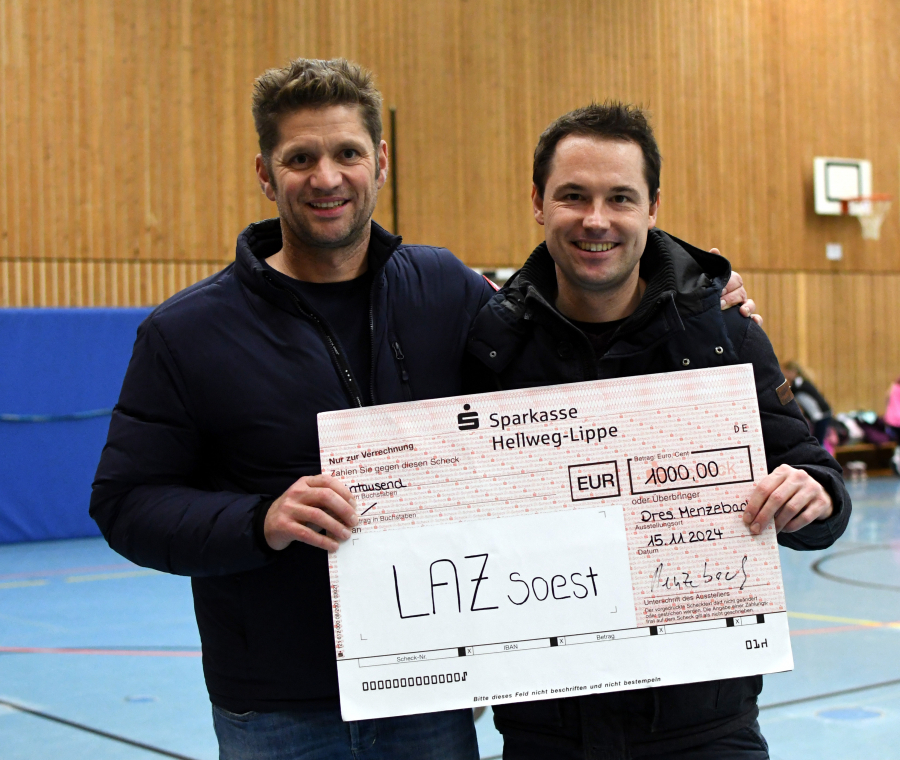 Dr. Dr. Marc Menzebach (links) und der LAZ-Vorsitzende Sebastian Moritz bei der &Uuml;bergabe des symbolischen Spendenschecks. Foto: Bottin