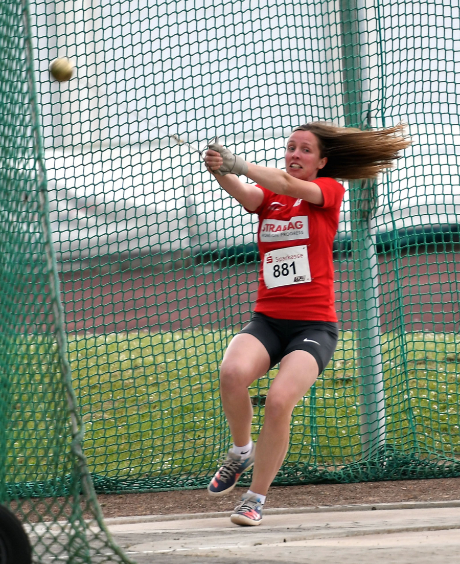 Annika Straub vom LAZ Soest wurde ihrer Favoritenstellung gerecht und holte sich mit 43,88 Metern den Westfalentitel im Hammerwurf der Frauen. Foto: Bottin Annika Straub vom LAZ Soest wurde ihrer Favoritenstellung gerecht und holte sich mit 43,88 Metern den Westfalentitel im Hammerwurf der Frauen. Foto: Bottin