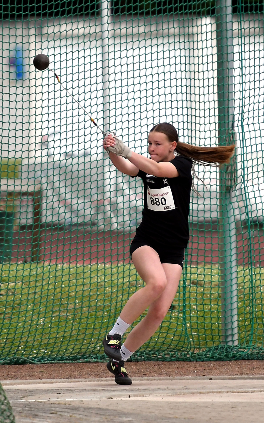 Mit ihrem erstem Wettkampfresultat über 30 Meter wurde W14-Athletin Marlene Soer vom LAZ Soest Hammerwurf-Westfalenmeisterin. Foto: Bottin Mit ihrem erstem Wettkampfresultat über 30 Meter wurde W14-Athletin Marlene Soer vom LAZ Soest Hammerwurf-Westfalenmeisterin. Foto: Bottin