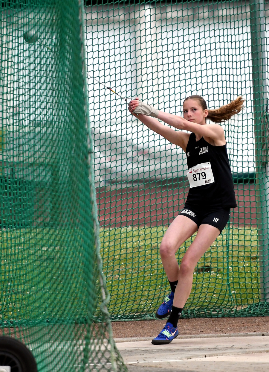 Überragend: Nia Ferige (W15) vom LAZ Soest erzielte mit 43,86 Metern im Hammerwurf ein Resultat der nationalen Spitzenklasse. Die Enserin wurde Westfalenmeisterin                            und ist aktuell die Nummer Fünf in Deutschland. Foto: Bottin Überragend: Nia Ferige (W15) vom LAZ Soest erzielte mit 43,86 Metern im Hammerwurf ein Resultat der nationalen Spitzenklasse. Die Enserin wurde Westfalenmeisterin                            und ist aktuell die Nummer Fünf in Deutschland. Foto: Bottin