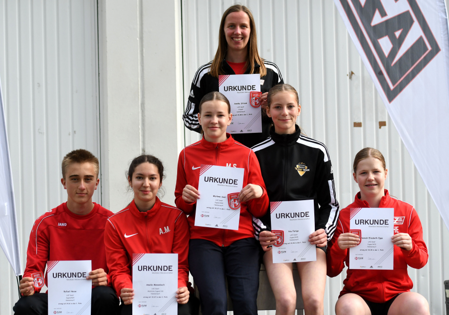 Geballte Hammerwurfkraft vom LAZ Soest: von links: Rafael Hesse (Westfalenmeister M14), Amelie Menzebach (Bronze w. J. U18), Marlene Soer (Westfalenmeisterin W14), Nia Ferige (Westfalenmeisterin W15) und Hannah Eppe (Westfalenmeisterin W13), hinten Annika Straub (Westfalenmeisterin Frauen). Foto: Bottin Geballte Hammerwurfkraft vom LAZ Soest: von links: Rafael Hesse (Westfalenmeister M14), Amelie Menzebach (Bronze w. J. U18), Marlene Soer (Westfalenmeisterin W14), Nia Ferige (Westfalenmeisterin W15) und Hannah Eppe (Westfalenmeisterin W13), hinten Annika Straub (Westfalenmeisterin Frauen). Foto: Bottin