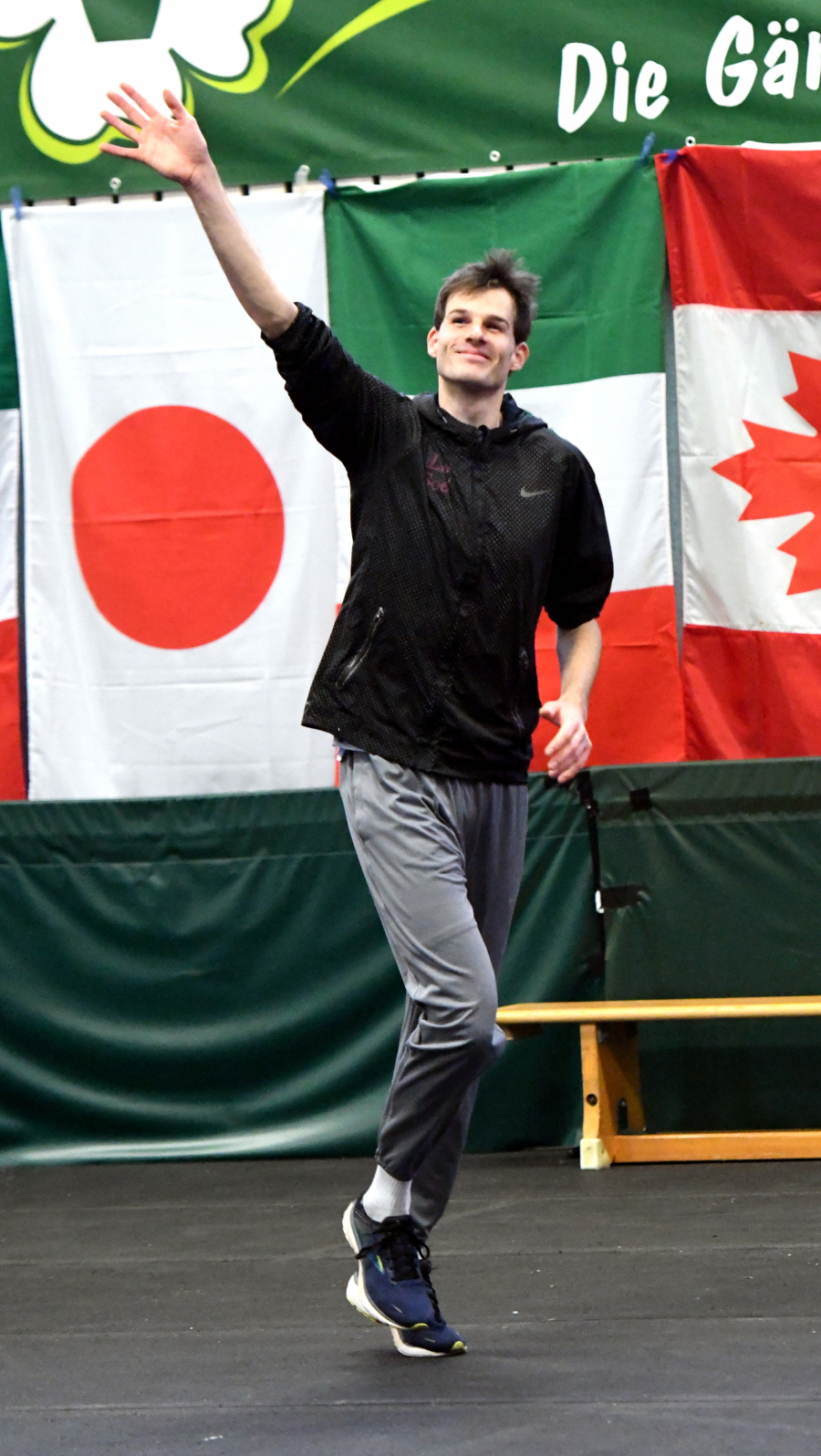 Hochspringer Falk Wendrich vom LAZ Soest bei der Begr&uuml;&szlig;ung der Teilnehmer beim 20. Sparkassen-Hochsprungmeeting in Clarholz. Foto: Bottin
