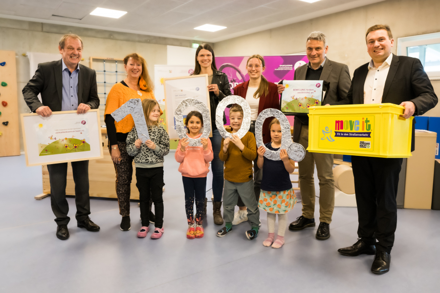 Luisa Noll (Siebte von links) nahm die Ehrung f&uuml;r das LAZ entgegen.