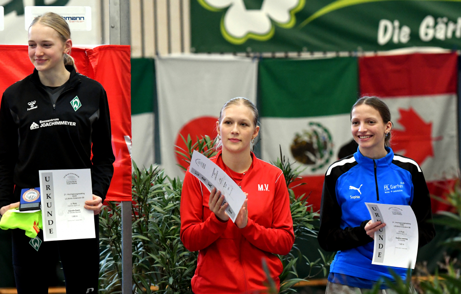 U20-Athletin Mia Vollmer (Mitte) vom LAZ Soest, hier mit der Drittplatzierten Carolin Evers (links, Werder Bremen) und Sophia Janning (rechts, LG Coesfeld). Foto: Bottin