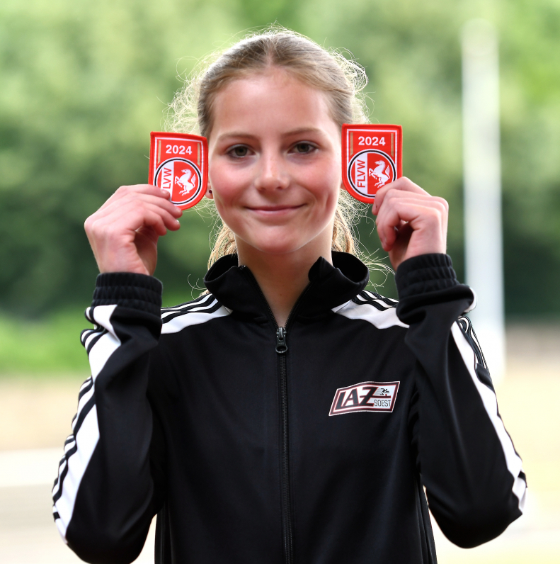 Nia Ferige ist einfach nicht zu stoppen: In Gladbeck holte die W14-Sportlerin des LAZ Soest bereits ihre Westfalenmeistertitel Nummer vier und fünf in dieser Saison. Foto: Bottin|10,26 Meter: U18-Athletin Maya Klute vom LAZ Soest wurde Siebte der westfälischen Titelkämpfe im Dreisprung. Foto: Bottin|Vize-Westfalenmeisterinnen: Das U18-Quartett des LAZ Soest, v.l.n.r. Sophie Martin, Maya Klute, Mia Vollmer und Maja Bolinger, holte hinter der                            Startgemeinschaft Olpe-Lennestadt-Fretter Silber über 4 x 100 Meter. Foto: Bottin|Dritte Kraft in Westfalen: Hinter der LG Olympia Dortmund und dem TV Wattenscheid holte das U18-Staffelteam des LAZ Soest, mit v.l.n.r. Levi Klute, Moritz Langenscheidt,                             Matthis Eckhoff und David Stracke die Bronzemedaille über 4 x 100 Meter. Foto: Bottin|Stark über die Hürden: In 14,50 Sekunden verpasste Mehrkämpferin Laura Voß vom LAZ Soest als Vierte bei den Frauen nur knapp ihre persönliche Bestzeit über 100-Meter-Hürden. Foto: Bottin|U18-Athletin Zoe Grond vom LAZ Soest legte die 1500 Meter in Gladbeck in 5:14,45 Minuten zurück. Foto: Bottin|Johanna Böttiger (links) vom LAZ Soest wurde mit 33,41 Metern Vierte im Diskuswurf der weibl. Jugend U20. Rechts die Fünfte, Marie Schulte im Walde von der LG Olympia Dortmund. Foto: Bottin|Maya Klute vom LAZ Soest legte die 100-Meter-Hürden bei der weibl. Jugend U18 ins 16,02 Sekunden zurück. Foto: Bottin|||