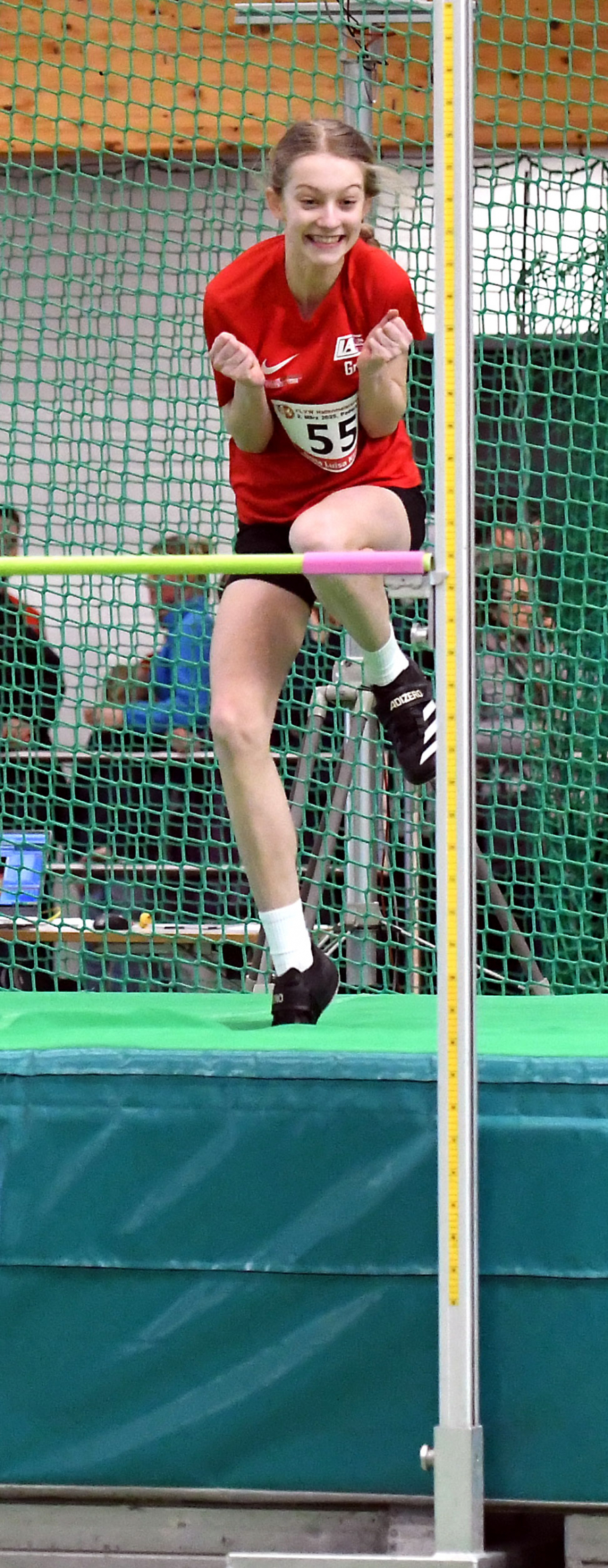 Tanzfläche Hochsprungmatte: Die Zwölfjährige Greta Karsten vom LAZ Soest erzielte sensationelle 1,65 Meter im Hochsprung und ist in den Altersklassen W13 und W14 die Nummer eins in Deutschland. Foto: Bottin