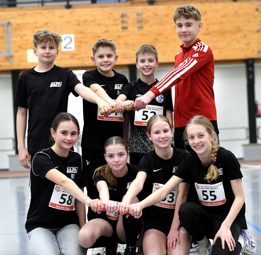 Zwei Mal Platz sechs bei den Hallen-Westfalenmeisterschaften über 4 x 100 Meter für das LAZ Soest: Oben das Qaurtett der Jungen mit v.l.n.r. Malte Langenscheidt, Bastian Sievert, Lenn Wolf und Michel Bottin, unten das Quartett der Mädchen mit v.l.n.r. Rosalie Tigges, Marie Rustemeyer, Noelle Biegel und Greta Karsten. Foto: Bottin