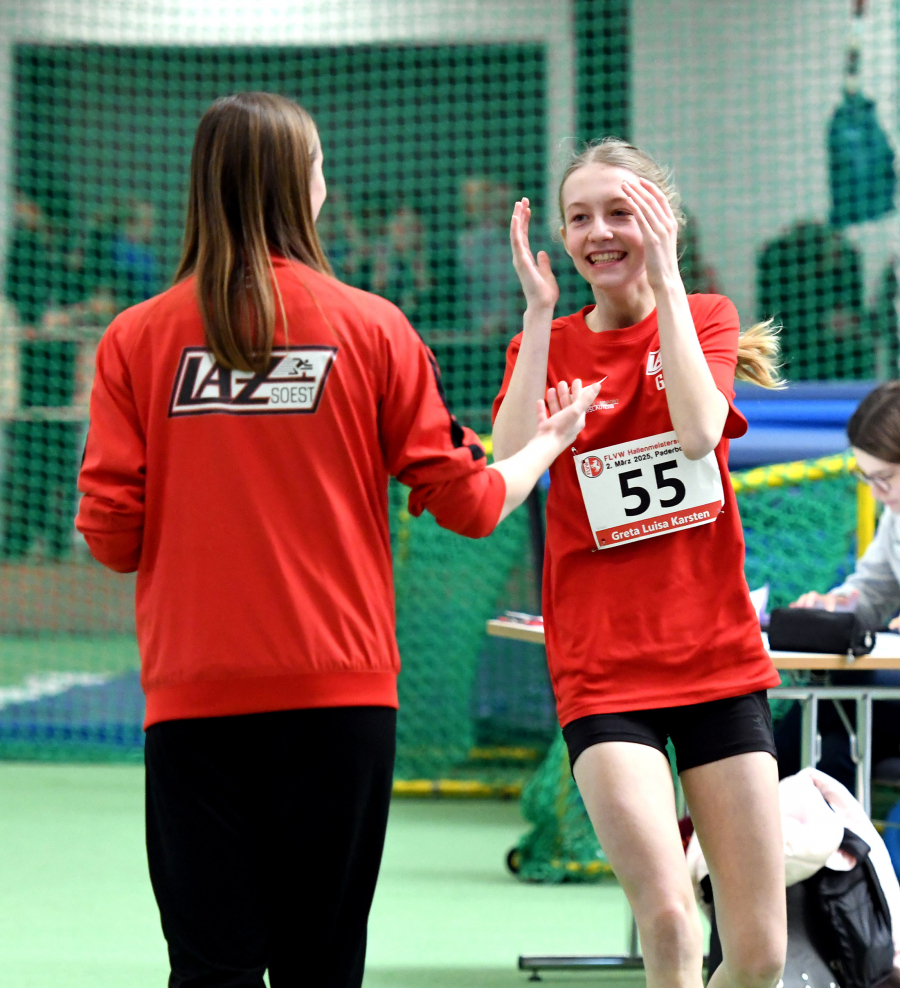 Sie kann es kaum fassen: Greta Karsten (W13) nach ihrem sensationellen Sprung über 1,65 Meter mit Trainerin Annika Straub. Foto: Bottin