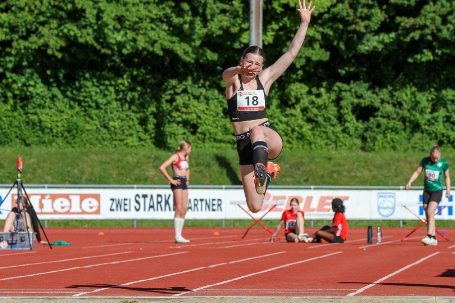 Marlene Soer beim Weitsprung. Foto: Reinhard Marlene Soer beim Weitsprung. Foto: Reinhard