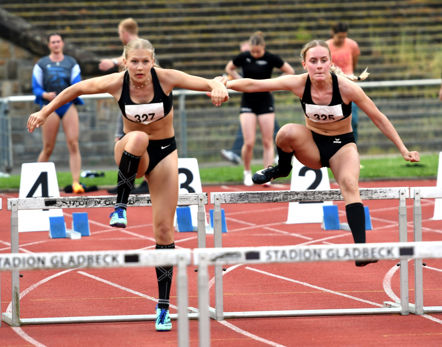 Am ersten Hindernis noch leicht in Front: Am Ende musste U18-Sportlerin Mia Vollmer (links) aber ihrer Vereinskameradin Maya Klute                            über 100-Meter-Hürden in 17,06 Sekunden zu 16,26 Sekunden den Vortritt lassen. Foto: Bottin Am ersten Hindernis noch leicht in Front: Am Ende musste U18-Sportlerin Mia Vollmer (links) aber ihrer Vereinskameradin Maya Klute                            über 100-Meter-Hürden in 17,06 Sekunden zu 16,26 Sekunden den Vortritt lassen. Foto: Bottin