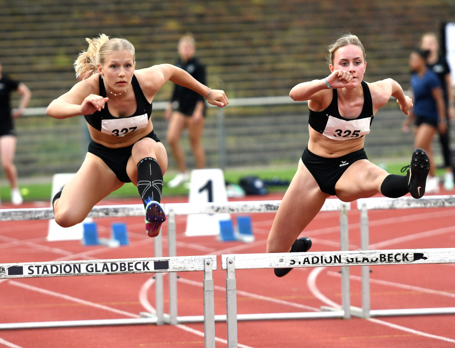 Die U18-Athletinnen Maya Klute (rechts) und Mia Vollmer vom LAZ Soest erzielten über die 100-Meter-Hürden 16,26 Sekunden bzw. 17,06 Sekunden. Foto: Bottin Die U18-Athletinnen Maya Klute (rechts) und Mia Vollmer vom LAZ Soest erzielten über die 100-Meter-Hürden 16,26 Sekunden bzw. 17,06 Sekunden. Foto: Bottin