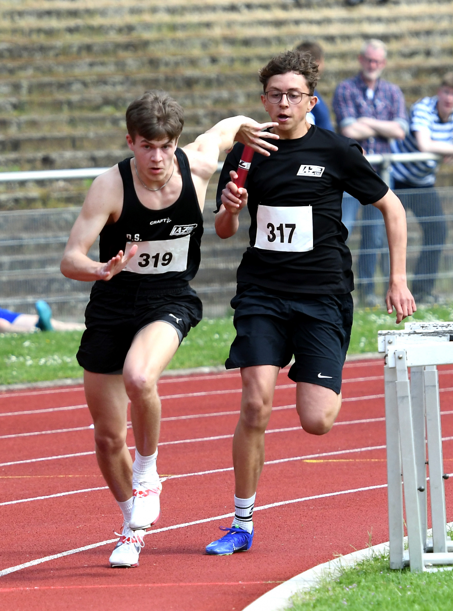 Dritter und letzter Wechsel über 4 x 100 Meter zwischen Levi Klute (rechts) und David Stracke. Die männliche U18-Staffel                             des LAZ Soest erzielte beim Borsigmeeting in Gladbeck 45,66 Sekunden. Foto: Bottin Dritter und letzter Wechsel über 4 x 100 Meter zwischen Levi Klute (rechts) und David Stracke. Die männliche U18-Staffel                             des LAZ Soest erzielte beim Borsigmeeting in Gladbeck 45,66 Sekunden. Foto: Bottin