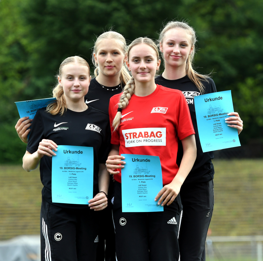 Lauf in die deutsche Spitzenklasse: mit 48,61 Sekunden sind Maja Bolinger, Mia Vollmer, Maya Klute und Sophie Martin (von links) vom LAZ Soest bundesweit das viertschnellste U18-Staffelquartett über 4 x 100 Meter. Foto: Bottin Lauf in die deutsche Spitzenklasse: mit 48,61 Sekunden sind Maja Bolinger, Mia Vollmer, Maya Klute und Sophie Martin (von links) vom LAZ Soest bundesweit das viertschnellste U18-Staffelquartett über 4 x 100 Meter. Foto: Bottin