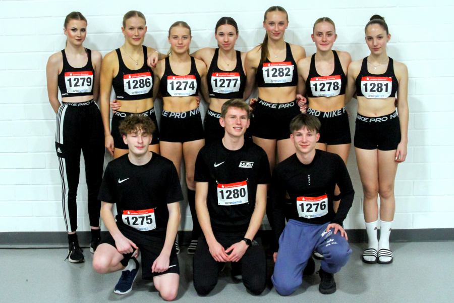 Das Team des LAZ Soest erzielte in der Dortmunder Helmut-Körnig-Halle zahlreiche persönliche Bestmarken mit zum Teil landesweiten Topplatzierungen: Stehend von links: Anna-Lena Knappkötter, Mia Vollmer, Maja Bolinger, Mathilda Grienitz, Sophie Martin, Maya Klute und Anna Lehde. Vorne hockend von links: Martin Brewe, Moritz Langenscheidt und Matthis Eckhoff. Foto: Reinhard Das Team des LAZ Soest erzielte in der Dortmunder Helmut-Körnig-Halle zahlreiche persönliche Bestmarken mit zum Teil landesweiten Topplatzierungen: Stehend von links: Anna-Lena Knappkötter, Mia Vollmer, Maja Bolinger, Mathilda Grienitz, Sophie Martin, Maya Klute und Anna Lehde. Vorne hockend von links: Martin Brewe, Moritz Langenscheidt und Matthis Eckhoff. Foto: Reinhard
