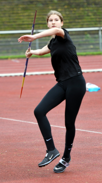 Neue Bestmarke: W15-Sportlerin Gesa Blesken steigerte sich im Speerwurf auf 31,13 Meter. Foto: Bottin|Mit neuer Drehstoßtechnik Vierte im Kugelstoßen der Frauen: Annika Straub erzielte in Gladbeck 9,61 Meter. Foto: Bottin|Sophie Martin (U18) verzeichnete mit genau 26,00 Metern eine neue persönliche Bestleistung im Speerwurf. Foto: Bottin|Nia Ferige feierte in Gladbeck Siege im Speer- und Diskuswurf. Foto: Bottin|U18-Athletin Michelle Muschalik beendete die Saison mit einem deutlichen Sieg im Speerwurf. Foto: Bottin|||