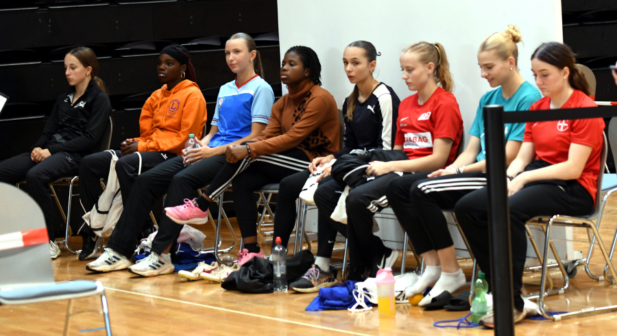 Im Callroom: Anspannung vor dem DM-Finale &uuml;ber 100-Meter bei den acht Teilnehmerinnen mit Maja Bolinger (Dritte von rechts) vom LAZ Soest. Foto: Bottin