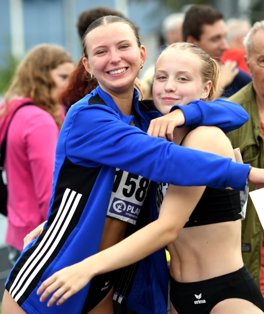 Konkurrentinnen, aber auch gut befreundet: Maja Bolinger (rechts) vom LAZ Soest und Charlotte G&ouml;rz (TV Werne) belegten als beste U16-Sprinterinnen Nordrhein-Westfalens bei den Deutschen Meisterschaften &uuml;ber 100 Meter die R&auml;nge vier und sechs. Foto: Bottin