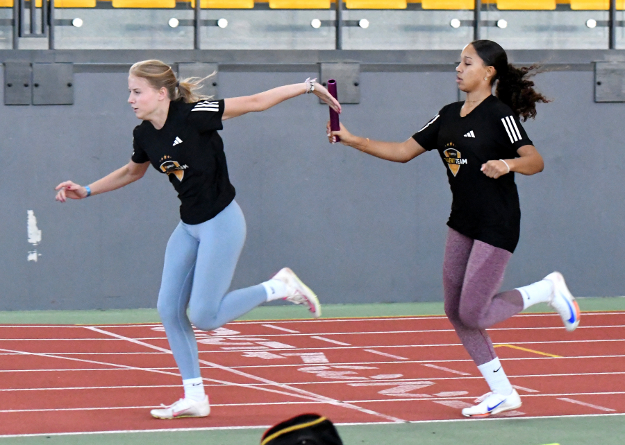 Perfekter Wechsel zwischen Maja Bolinger (links) vom LAZ Soest und der Wattenscheiderin Samary Davies im Rahmen des Westfälischen Sprintkader-Lehrgangs in der Dortmunder Helmut-Körnig-Halle. Foto: Bottin Perfekter Wechsel zwischen Maja Bolinger (links) vom LAZ Soest und der Wattenscheiderin Samary Davies im Rahmen des Westfälischen Sprintkader-Lehrgangs in der Dortmunder Helmut-Körnig-Halle. Foto: Bottin
