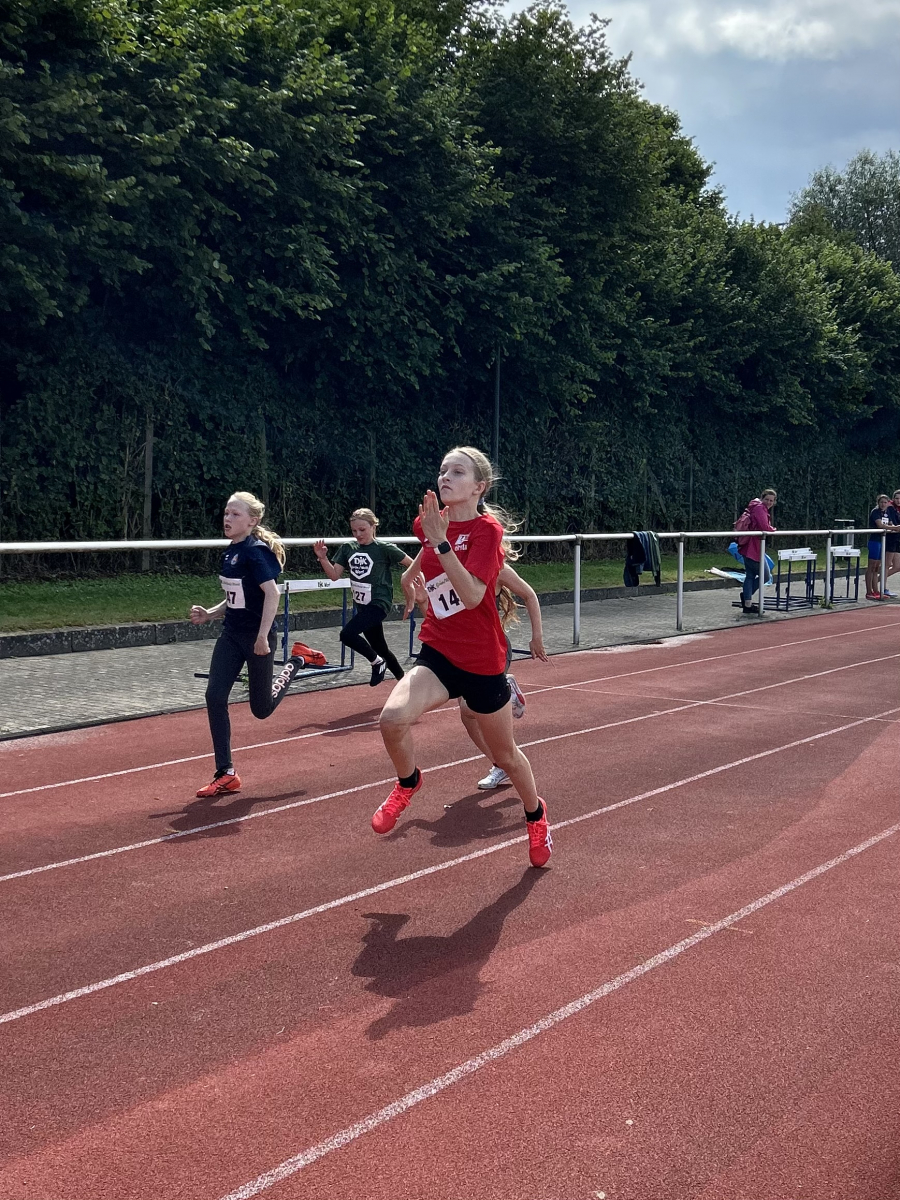 Auch im 75 Meter-Sprint war Greta Karsten (in rot) nicht zu schlagen. Foto: Klute Auch im 75 Meter-Sprint war Greta Karsten (in rot) nicht zu schlagen. Foto: Klute
