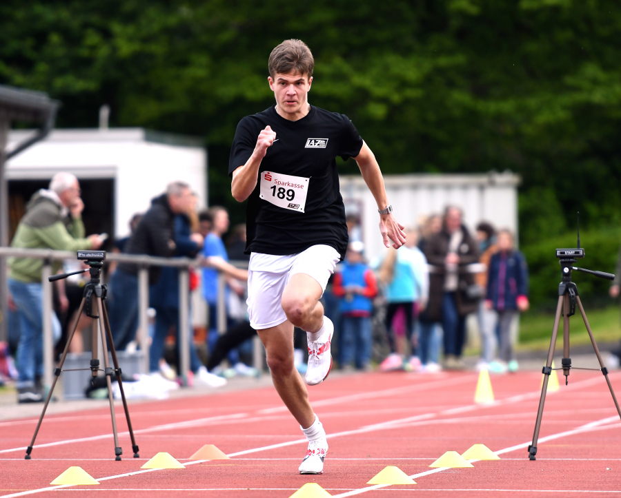 Der absolut schnellste Sportler des Sprintabends im Schulzentrum: U18-Athlet David Stracke vom LAZ Soest erzielte mit 2,96 Sekunden im fliegenden Sprint über 30 Meter als Einziger eine Zeit unter drei Sekunden. Foto: Bottin