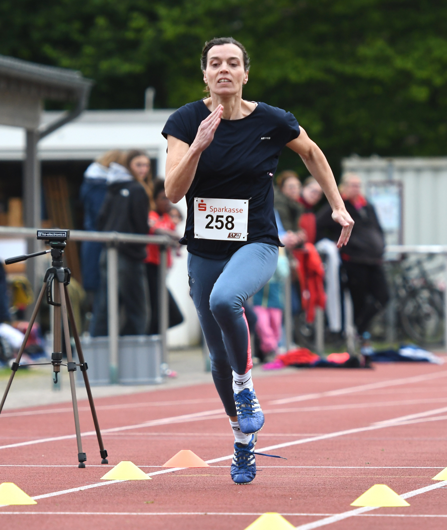 Schnelle Handballerin: Ine Rustemeyer, sonst eher bei den STV-Frauen in der Halle aktiv, bewies ihre Sprintqualitäten im Freien. Über 200 Meter verfehlte die W45-Athletin in 31,21 Sekunden nur um eine Hundertstel die Norm für die Deutschen Meisterschaften. Foto: Harald Bottin