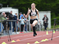 W15-Athletin Maja Bolinger vom LAZ Soest sorgte beim Sprintabend ihres Vereins für das Topergebnis: Die 14-Jährige knackte bei ihrem ersten Einzelstart über 200 Meter in 25,70 Sekunden auf Anhieb die DM-Norm bei der weiblichen Jugend U18. Im 30-Meter-fliegend-Sprint erzielte die Oestinghausenerin 3,40 Sekunden. Foto: Bottin|Das U18-Hürdentrio des LAZ Soest, v.l.n.r. Maya Klute, Mia Vollmer und Sophie Martin, am ersten Hindernis der 100-Meter-Strecke. Sophie Martin erzielte bei ihrem Debüt über diese Hürdendistanz auf Anhieb gute 14,96 Sekunden. Foto: Bottin|Der absolut schnellste Sportler des Sprintabends im Schulzentrum: U18-Athlet David Stracke vom LAZ Soest erzielte mit 2,96 Sekunden im fliegenden Sprint über 30 Meter als Einziger eine Zeit unter drei Sekunden. Foto: Bottin|Immer schneller: U18-Sportler Matthis Eckhoff vom LAZ Soest steigerte sich über 200 Meter auf ausgezeichnete 24,27 Sekunden. Foto: Bottin|Schnelle Handballerin: Ine Rustemeyer, sonst eher bei den STV-Frauen in der Halle aktiv, bewies ihre Sprintqualitäten im Freien. Über 200 Meter verfehlte die W45-Athletin in 31,21 Sekunden nur um eine Hundertstel die Norm für die Deutschen Meisterschaften. Foto: Harald Bottin|||