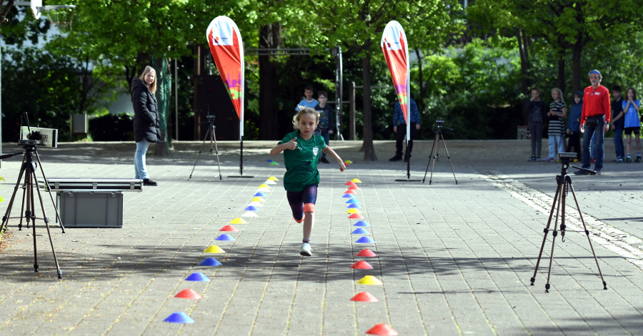Bei der Vorrunde an der Brunoschule wurde auf den Steinplatten des Schulhofs gesprintet. Das Finale des Stadtwerke Soest-LAZ- Grundschul-Sprintcups am kommenden Dienstag findet auf der Kunststoffbahn im Soester Schulzentrum statt. Foto: Bottin Bei der Vorrunde an der Brunoschule wurde auf den Steinplatten des Schulhofs gesprintet. Das Finale des Stadtwerke Soest-LAZ- Grundschul-Sprintcups am kommenden Dienstag findet auf der Kunststoffbahn im Soester Schulzentrum statt. Foto: Bottin