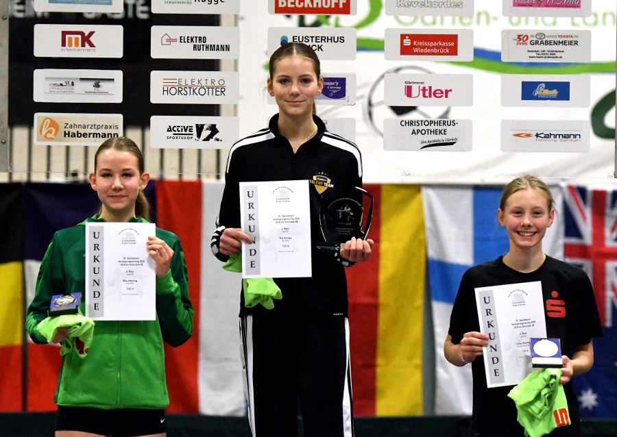 W15-Siegerehrung in Clarholz: Mit persönlicher Bestleistung von 1,57 Metern entscheidet Nia Ferige (LAZ Soest, Mitte) die Konkurrenz vor Mia Höning (SuS Olfen, links, 1,52 Meter) und Luisa Rachwitz (LG Kreis Gütersloh, 1,47 Meter) erfolgreich sich. Foto: Bottin W15-Siegerehrung in Clarholz: Mit persönlicher Bestleistung von 1,57 Metern entscheidet Nia Ferige (LAZ Soest, Mitte) die Konkurrenz vor Mia Höning (SuS Olfen, links, 1,52 Meter) und Luisa Rachwitz (LG Kreis Gütersloh, 1,47 Meter) erfolgreich sich. Foto: Bottin