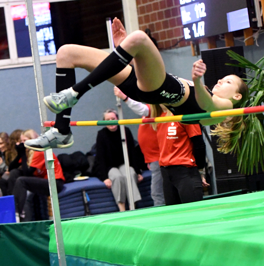 Persönliche Bestleistung: W15-Athletin Nia Ferige siegte in Clarholz mit ausgezeichneten 1,57 Metern. Foto: Bottin Persönliche Bestleistung: W15-Athletin Nia Ferige siegte in Clarholz mit ausgezeichneten 1,57 Metern. Foto: Bottin