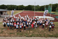Romy aus dem U8-Team des LAZ Soest in Aktion bei der Hindernisstaffel. Foto: Bottin|U8-Kinder des USC Bochum beim Wechselvorgang in der Hindernisstaffel. Foto: Bottin|So gehts: Eine Dortmunder Trainerin zeigt ihren Schützlingen die richtige Haltung beim Absprung. Foto: Bottin|Außergewöhnlich: Eine perfekte Wurfauslage beim Schlagballwurf demonstriert hier Sophie Bornemann aus dem U12-Team des LAZ Soest. Foto: Bottin|Trainerin Maleen Klee mit drei U10-Mädchen des LAZ Soest beim Aufwärmen vor der Biathlonstaffel. Foto: Bottin|In der Strafrunde bei der Biathlonstaffel. Foto: Bottin|Beim Zielwerfen in den umgedrehten Sprungkasten hieß es: Treffen oder in die Strafrunde. Foto: Bottin|Beim Zielwerfen in den umgedrehten Sprungkasten hieß es: Treffen oder in die Strafrunde. Foto: Bottin|Zahlreiche Eltern waren zur Unterstützung ihrer Kinder im Soester Schulzentrum vor Ort. Foto: Bottin|Kurvenlage: Lucia Heitmann vom LAZ Soest in der Strafrunde bei der Biathlonstaffel. Foto: Bottin|Trainerin Maya Klute mit Kindern des U8-Teams des LAZ Soest vor der Biathlonstaffel. Foto: Bottin|Warten auf die Siegerehrung. Foto: Bottin|Das Team der Bielefelder Turngemeinde siegte bei den U10-Kindern. Foto: Bottin|Das Team der Bielefelder Turngemeinde siegte bei den U10-Kindern. Foto: Bottin|Platz zwei: Das U12-Team des LAZ Soest mit den Trainern Jana Klee und Levi Klute. Foto: Bottin|Platz vier für die Jüngsten: Die U8-Kinder von LAZ-Trainerin Christiane Noll. Foto: Bottin|||